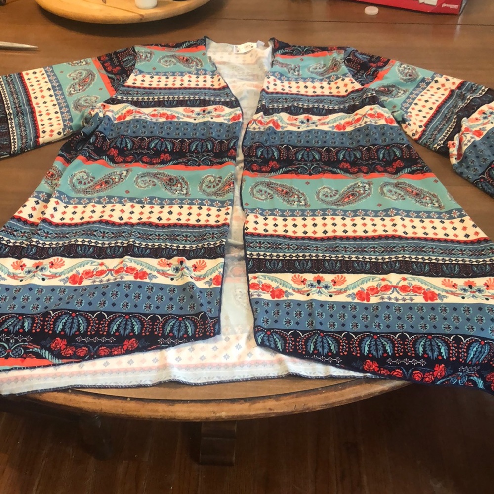 Beautiful Lightheart soft jacket/kimono type. Has beautiful colors & bell sleeve